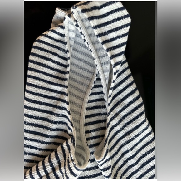 2 Old Navy sleeveless shirts. Both size Medium. Buttons with tie. EUC. - Picture 5 of 16